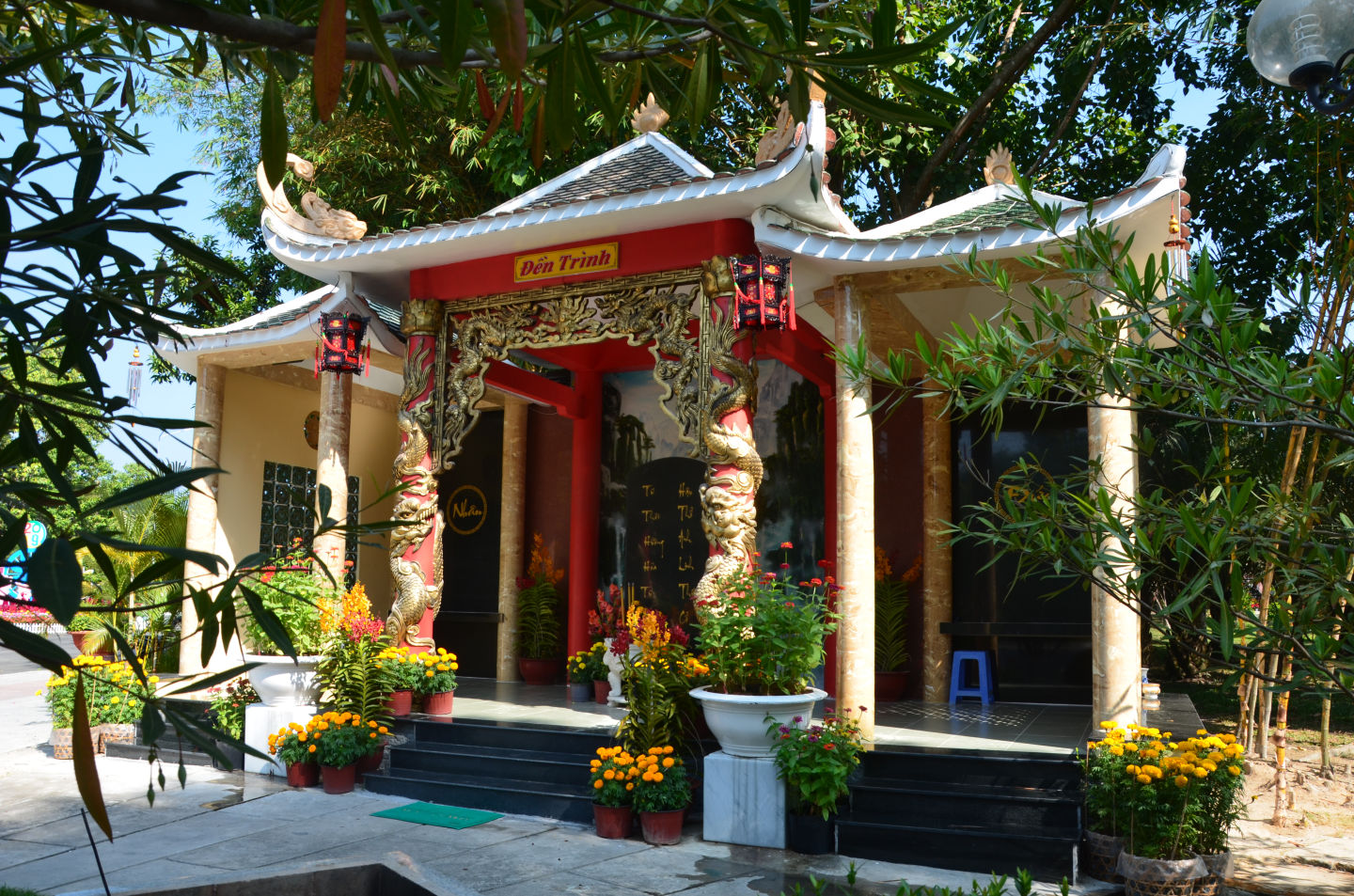 Đền Trình - Hoa Viên Nghĩa Trang Bình Dương