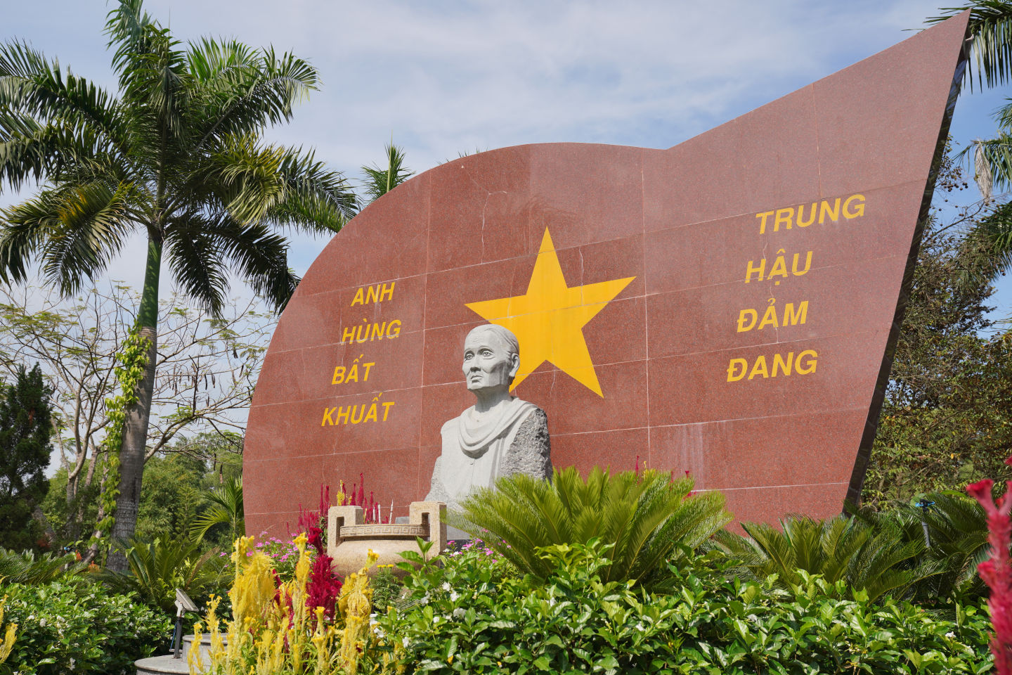 Đài tưởng niệm Mẹ Việt Nam Anh Hùng — biểu tượng tri ân các Mẹ đã có nhiều cống hiến cho đất nước