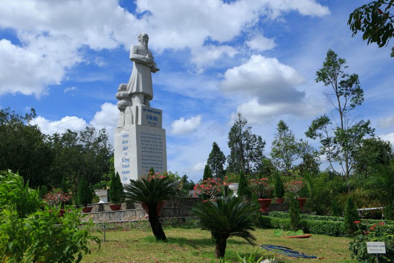 Tượng Hải Thượng Lãn Ông Lê Hữu Trác - Hoa Viên Nghĩa Trang Bình Dương