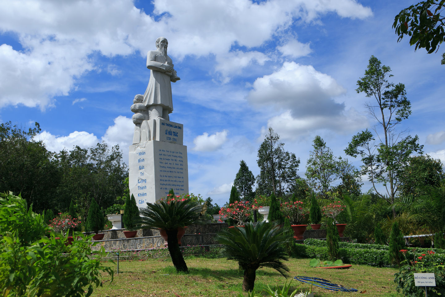 Tượng Hải Thượng Lãn Ông Lê Hữu Trác - Hoa Viên Nghĩa Trang Bình Dương