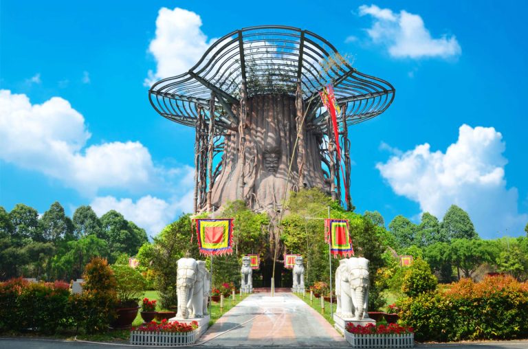 Đền Hùng - Cây Đa Hồn Việt Tại Hoa Viên Bình Dương